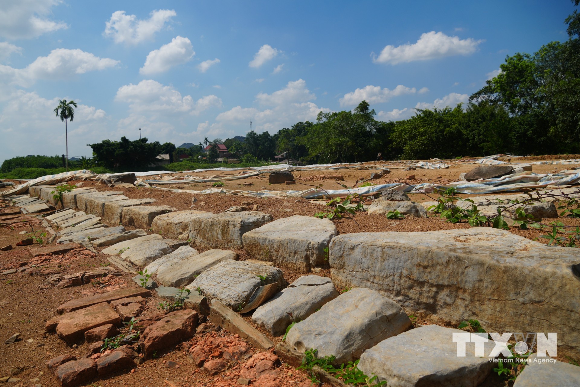 Công tác khảo cổ giúp phát hiện hàng nghìn hiện vật giá trị, góp phần khẳng định tính toàn vẹn của di sản và tái hiện bức tranh về đời sống chính trị, tâm linh, kỹ thuật và văn hóa kinh đô xưa. (Ảnh: Hoa Mai/TTXVN)